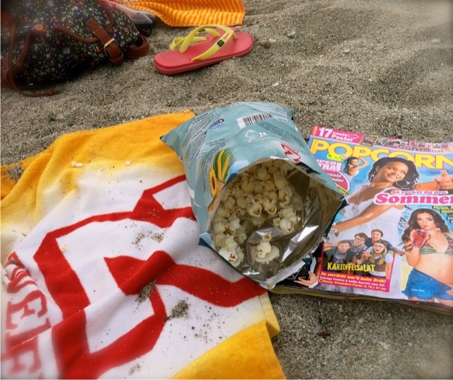 Chips am Strand essen